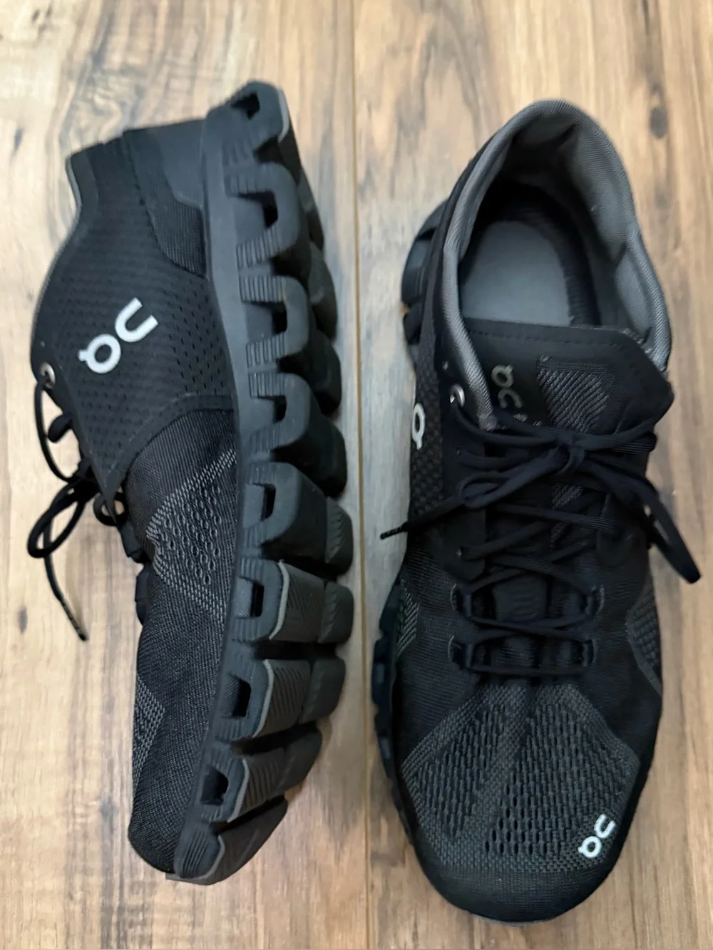 OC On Cloud running men’s black sneakers 9.5